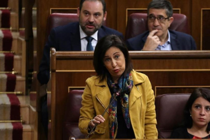 La portavoz del PSOE, Margarita Robles, en la sesión de control en el Congreso.-JUAN MANUEL PRATS