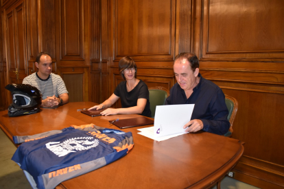 Firma del convenio de colaboración entre la Diputación y el Moto Club Lairón. HDS