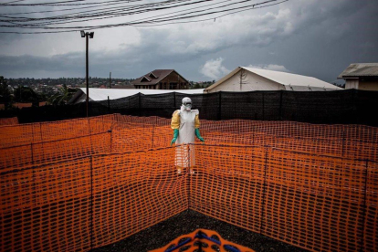 Un médico se prepara para atender un posible caso de Ébola en Bunia, República Democrática del Congo. / JOHN WESSELS (AFP)