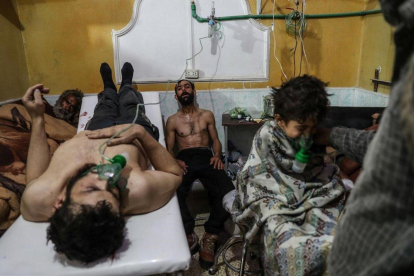 Un hombre y un niño reciben tratamiento tras un supuesto ataque con gas en Al-Shifunieh, Siria. / MOHAMMED BADRA (EUROPEAN PRESSPHOTO AGENCY)