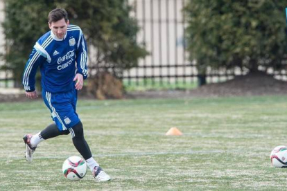 Messi corre con el balón durante un entrenamiento con la selección argentina.-Foto:   AFP / NICHOLAS KAMM