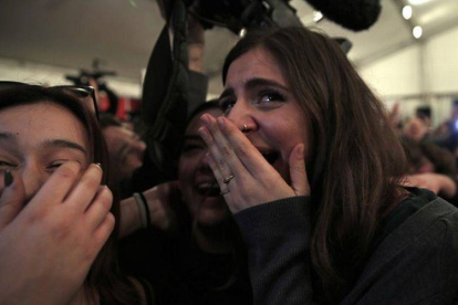 Dos simpatizantes de Syriza celebran la victoria electoral del partido de Tsipras, el domingo en Atenas.-Foto: AP / LEFTERIS PITARAKIS