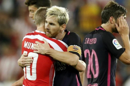 Messi se abraza a Muniain tras el partido.-LUIS TEJIDO