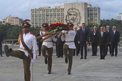 El presidente del Gobierno espanol  Pedro Sanchez  y el viceministro cubano de Relaciones Exteriores  Rogelio Sierra  durante la ofrenda foral celebrada en el monumento al procer independentista cubano Jose Marti  en La Habana.-JUANJO MARTIN (EFE)