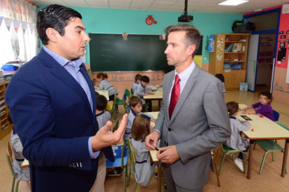 Óscar Abellón y Leandro Roldán departen en un aula de Educación Infantil.-ÁLVARO MARTÍNEZ
