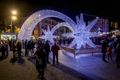 Las luces navideñas ya brillan en la ciudad. MARIO TEJEDOR (1)