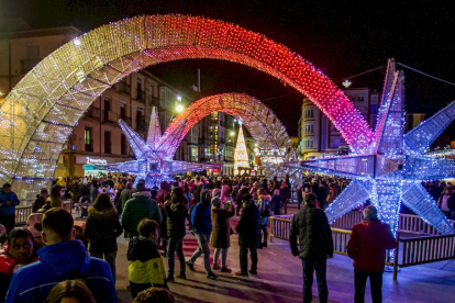 Las luces navideñas ya brillan en la ciudad. MARIO TEJEDOR (3)