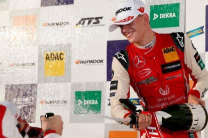 Mick Schumacher, hijo del mítico piloto alemán de F-1, ha celebrado hoy, en Hockenheim, el título de F-3 Europea.-AFP / THOMAS SUER
