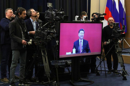 Una pantalla muestra al presidente chino Xi Jinping en la ceremonia de inauguración del gasoducto siberiano.-EFE/EPA/MICHAEL KLIMENTYEV / SPUTNIK / KREMLIN POOL