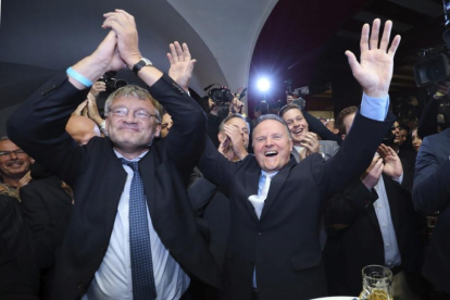 El líder del ultraderechista AfD, Joerg Meuthen (izquierda), y su candidato en Berlín, Georg Pazderski, celebran los resultados.-MICHAEL KAPPELER / EFE
