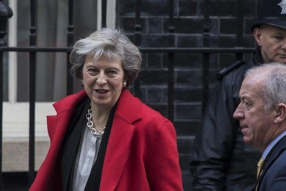 May abandona el número 10 de Downing Street para asistir a una sesión de control en la Cámara de los Comunes, en Londres, el 30 de noviembre.-EFE / WILL OLIVER