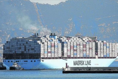Barco con destino Asia a su salida del puerto de Algeciras superó ayer el récord mundial de carga en un buque.-EFE / A. CARRASCO RAGEL