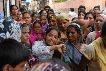 Mujeres indias protestan ante la casa de la familia de una de las menores violadas, en Nueva Deli, este sábado.-AFP / CHANDAN KHANA