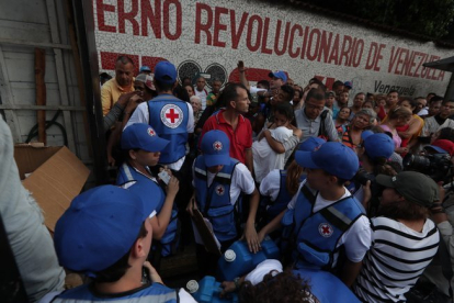 Miembros de la Cruz Roja reparten el primer cargamento de ayuda humanitaria que llegó a Venezuela.-EFE