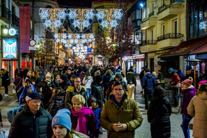 Las luces navideñas ya brillan en la ciudad. MARIO TEJEDOR (26)
