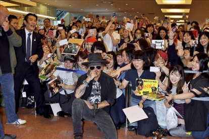 Johnny Depp, sin un duro, desata la locura en el aeropuerto de Tokio.-fotopress