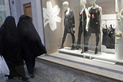 Imagen de archivo de dos mujeres paseando con niqab por las calles de Marsella, Francia, donde el uso de esta prenda se prohibió en el 2011.-JEAN-PAUL PELISSIER (REUTERS)