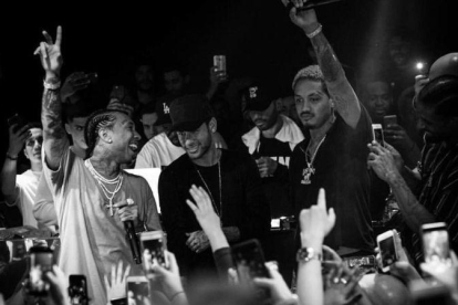 Neymar, en el centro de la imagen junto a dos amigos, en la discoteca Queen de París.-INSTAGRAM