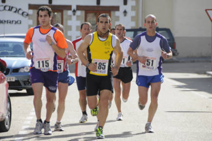Varios corredores durante la última edición de la Media Maratón de Soria. / ÚRSULA SIERRA-