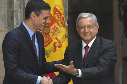 El presidente español, Pedro Sánchez, y el de México, Andrés Manuel López Obrador.-RODRIGO ARANGUA (AFP)