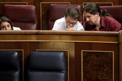 Pablo Iglesias e Íñigo Errejón conversan durante el pleno del Congreso.-JOSE LUIS ROCA