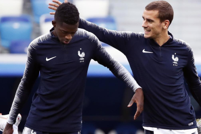 Griezmann bromea con Dembélé en el entrenamiento de Francia de este jueves.-FRANCK ROBICHON