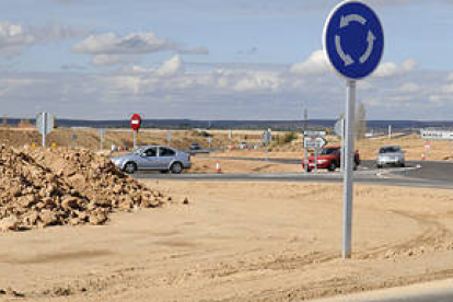 Una de las rotondas de la A-15 entre Sauquillo y Almazán en las inmediaciones de la localidad de Bordejé. / VALENTÍN GUISANDE-