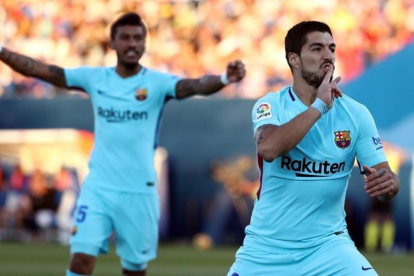Luis Suárez celebra ante Paulinho su segundo gol al Leganés.-REUTERS / JUAN MEDINA