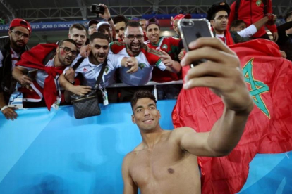 El jugador Tagnaouti posa en un selfi con un grupo de aficionados de la selección marroquí tras el partido con España.-FIFA