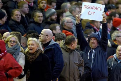 Aficionados del Liverpool abandonan el estadio como protesta por los precios-