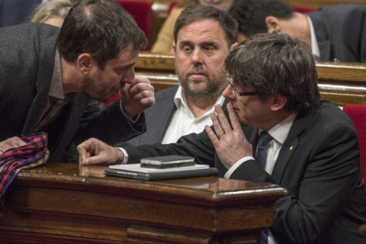 Carles Puigdemont, Oriol Junqueras y Toni Comín, en el Parlament, en una imagen de archivo.-FERRAN SENDRA