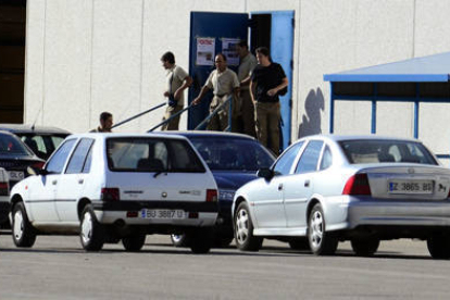 Trabajadores de Norma saliendo de la fábrica./ A. M.-