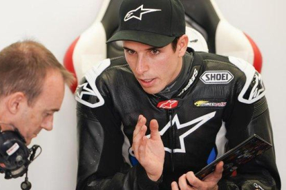 Álex Márquez (Honda) habla con uno de los telemétricos del equipo LCR Honda.-ALEJANDRO CERESUELA