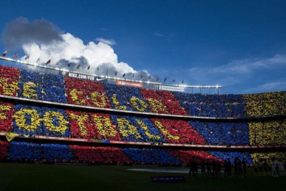 Mosaico en la grada del Camp Nou antes del comienzo  del partido de liga entre el FC Barcelona y el Real Madrid.-JORDI COTRINA