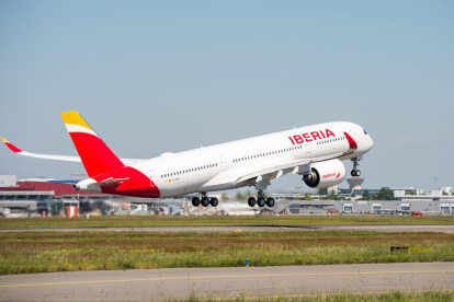 Un avión de la aerolínea española Iberia-EL PERIÓDICO (ARCHIVO)