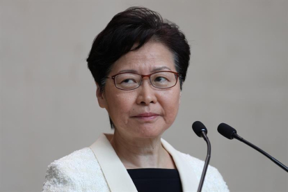 La jefa del Ejecutivo hongkonés, Carrie Lam, en la rueda de prensa que ha ofrecido este lunes.-EFE