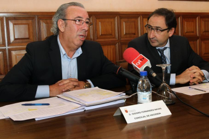 El alcalde de Palencia, Alfonso Polanco (D), y el concejal de Hacienda, Isidoro Fernández Navas (I), explican el resultado de la segunda operación para la refinanciación de los créditos del Ayuntamiento-Ical