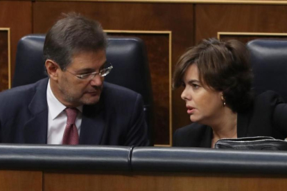 La vicepresidenta del Gobierno, Soraya Sáenznez de Santamaría, en el Congreso, junto al ministro de Justicia, Rafael Catalá.-EFE