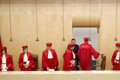 Varios magistrados del Tribunal Constitucional de Alemania.-REUTERS / KAI PFAFFENBACH