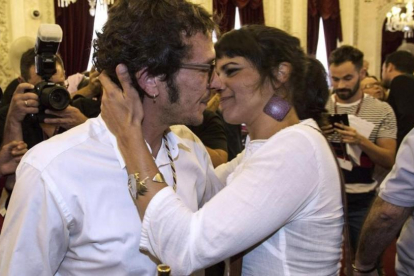 Teresa Rodríguez felicita al alcalde de Cádiz, su pareja, tras ser elegido al frente del Ayuntamiento, en el 2015.-/ EFE/ ROMAN RÍOS