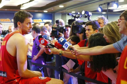 Pau Gasol atiende a los medios-J. P. GANDUL / EFE