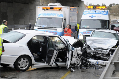 Los tres vehículos implicados en el accidente, en Alcubilla de las Peñas. / Ú.S.-