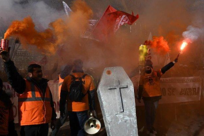 Manifestación de trabajadores de Alcoa de Avilés y A Coruña ante el Ministerio de Industria por el conflicto laboral que afrontan.-VICTOR LERENA / EFE