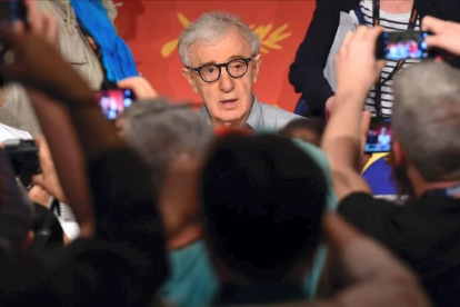 Woody Allen asediado por la prensa durante su conferencia en Cannes. LOIC VENANCE