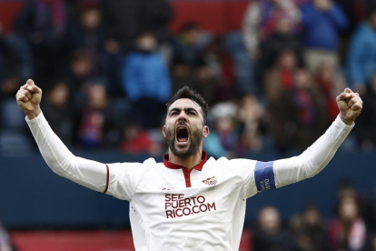 El centrocampista del Sevilla Vicente Iborra celebra la victoria ante Osasuna.-EFE
