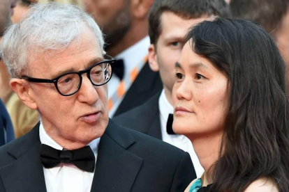 Woody Allen y Soon-Yi. AFP / ALBERTO PIZZOLI