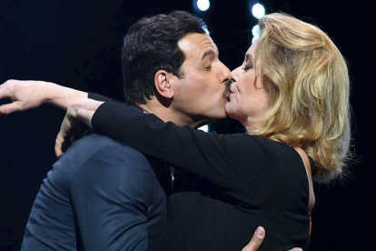 Catherine Deneuve besa al actor y maestro de ceremonias, Laurent Lafitte. AFP / ALBERTO PIZZOLI