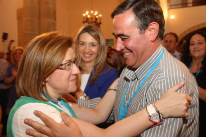 María del Mar Angulo, reelegida al frente de la Presidencia del PP en Soria, junto al secretario del PP de Soria, Antonio Pardo, en una imagen de junio de 2012.-CONCHA ORTEGA / ICAL