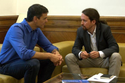 Pedro Sánchez y Pablo Iglesias, en una reunión en el Congreso.-DAVID CASTRO