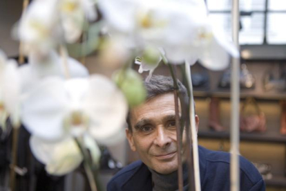 Adolfo Domínguez posa en su tienda del barrio parisino del Marais.-DANIEL MORDZINSKI